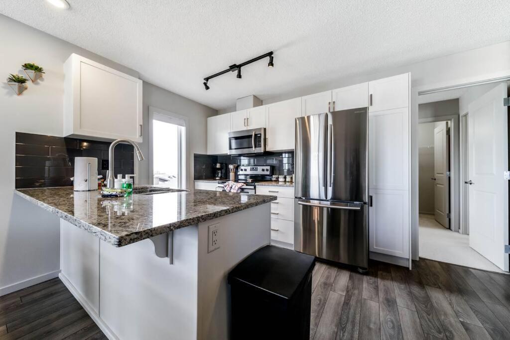 Bright Luxe Condo, Ac, Top Floor, King Bed, Balcony! Edmonton Exterior photo